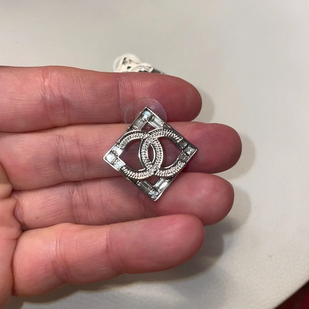 Elegant Chanel Silver tone Earrings with crystals collection 2022 - Picture 2 of 16